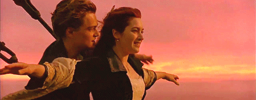 Tomense de las manos muchachos al menos estan juntitos hasta el fin.gif