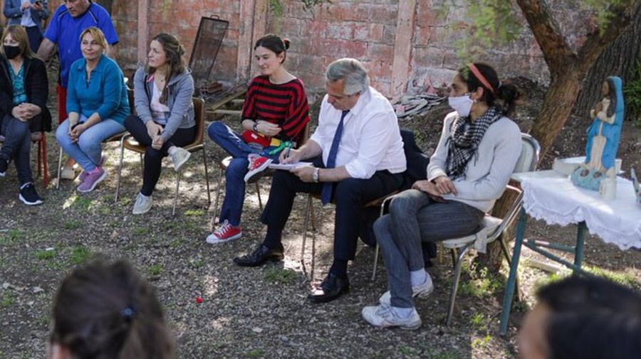 el-presidente-alberto-fernandez-tomando-notas-de-los-pedidos-de-integrantes-de-los-misioneros-de-francisco-en-lujan-1238744.jpg