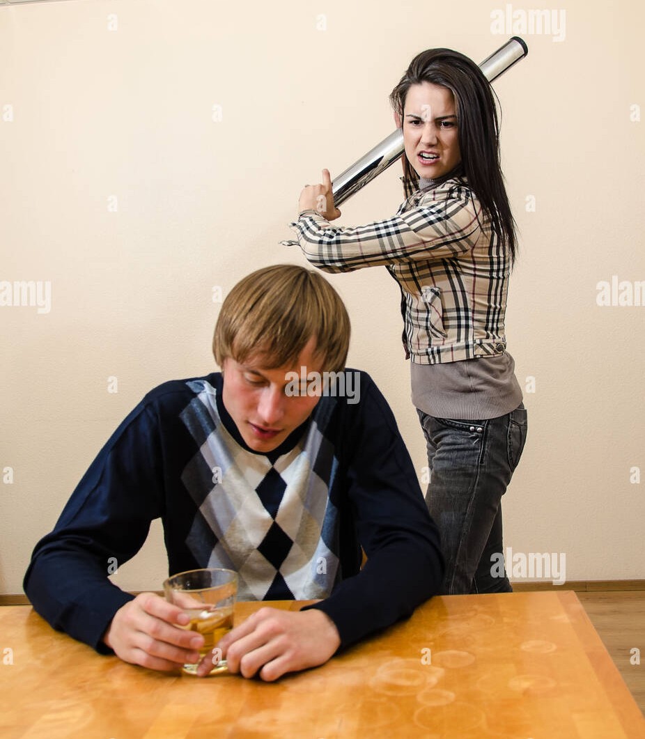 violencia-domestica-esposa-para-intentar-batir-a-su-marido-con-una-varilla-metalica-cr2c9j~2.jpg