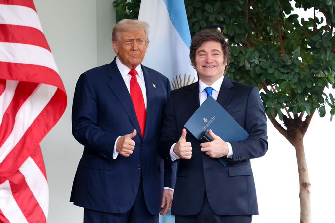 YPF ME DAS UNA MANO TRUMP...SI TRANQUI MILEI...TE AYUDO.jpg