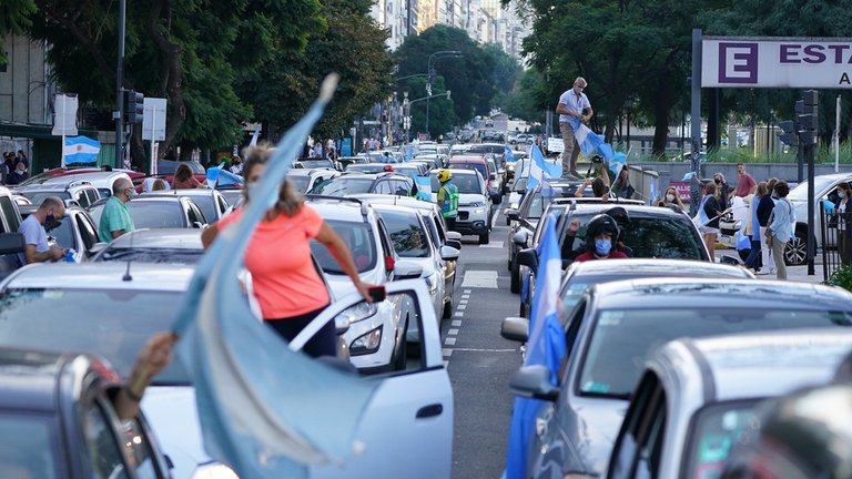 Decenas de autos bloquearon los ingresos y egresos a la zona del Obelisco.jpg