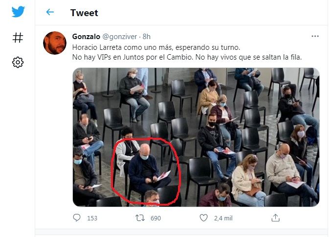 Larreta esperando su turno para vacunarse.jpg