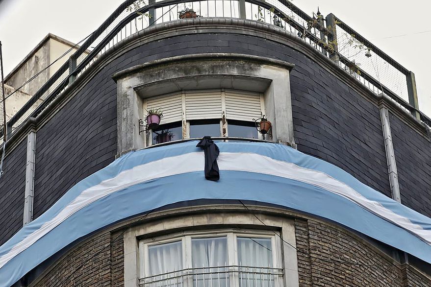 Bandera y crespon negro arriba del departamento de CFK.jpg