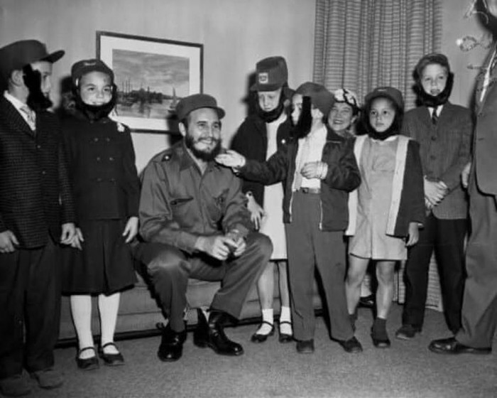 castro con niños estadounidenses 1959.jpg
