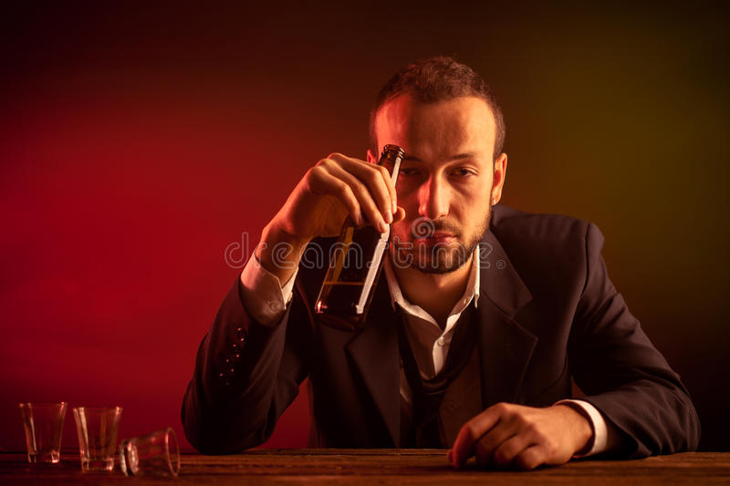 hombre-de-negocios-borracho-65870913.jpg