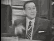 perón-haciendo-la-vhd-perón-haciendo-la-v-mejorado.gif