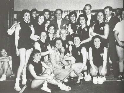 PERON Y LAS ESTUDIANTES DE LA UES.jpg