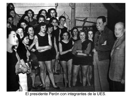 Sigue el desfile de pendejitas de la UES con el General.jpg