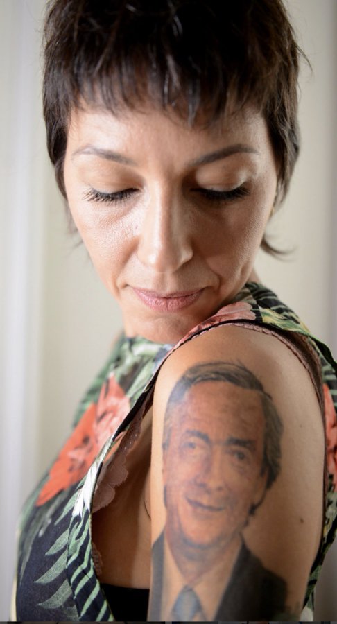 Y ERA OBVIO, UN CHORRA TATUANDOSE UN CHORRO.jpg