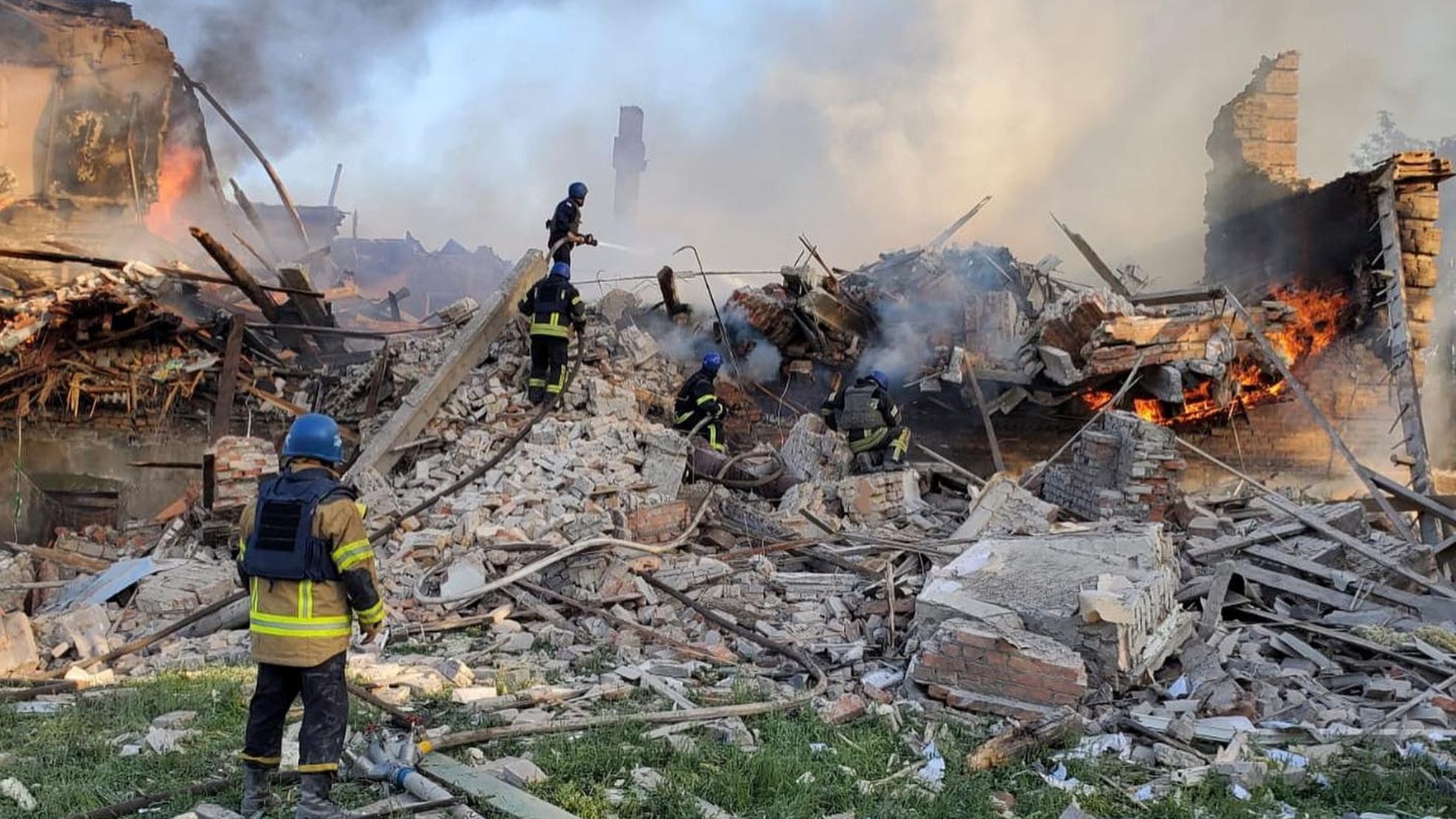 Rusia bombardea una escuela en Bilohorivka y mata a 60 civiles.jpg