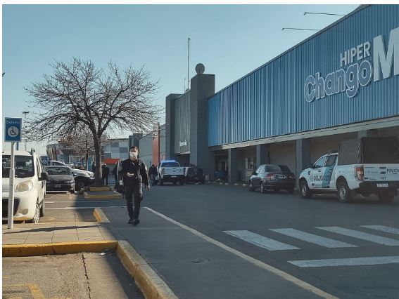 Móviles en la entrada.JPG