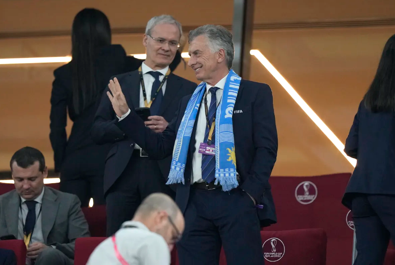 Macri en estadio 974 Argentina Polonia.png