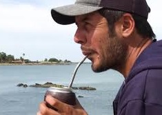 Mientras tomo mate en la costa y miro de lejos al pais-.jpg