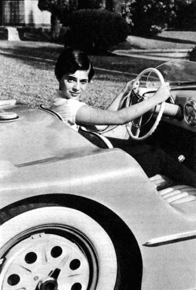 nelly-rivas-y-el-auto-de-peron.png