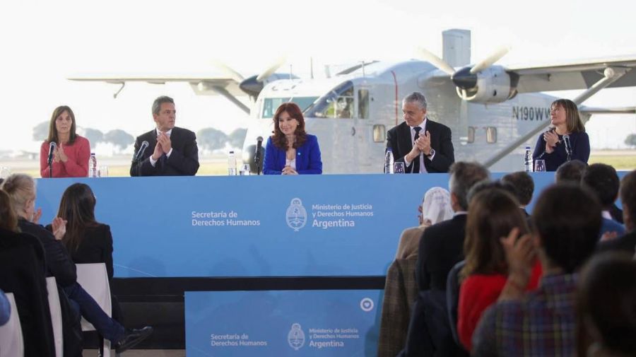cristina-kirchner-presenta-uno-de-los-aviones-de-los-vuelos-de-la-muerte-en-el-primer-acto-de-campana-con-sergio-massa-1596638.jpg