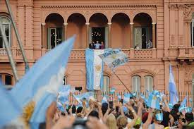 los pibes llenan la plaza.jpg