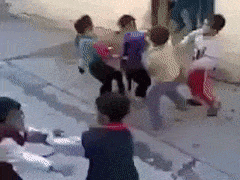 los niños de jardin se pelean jijiji.gif