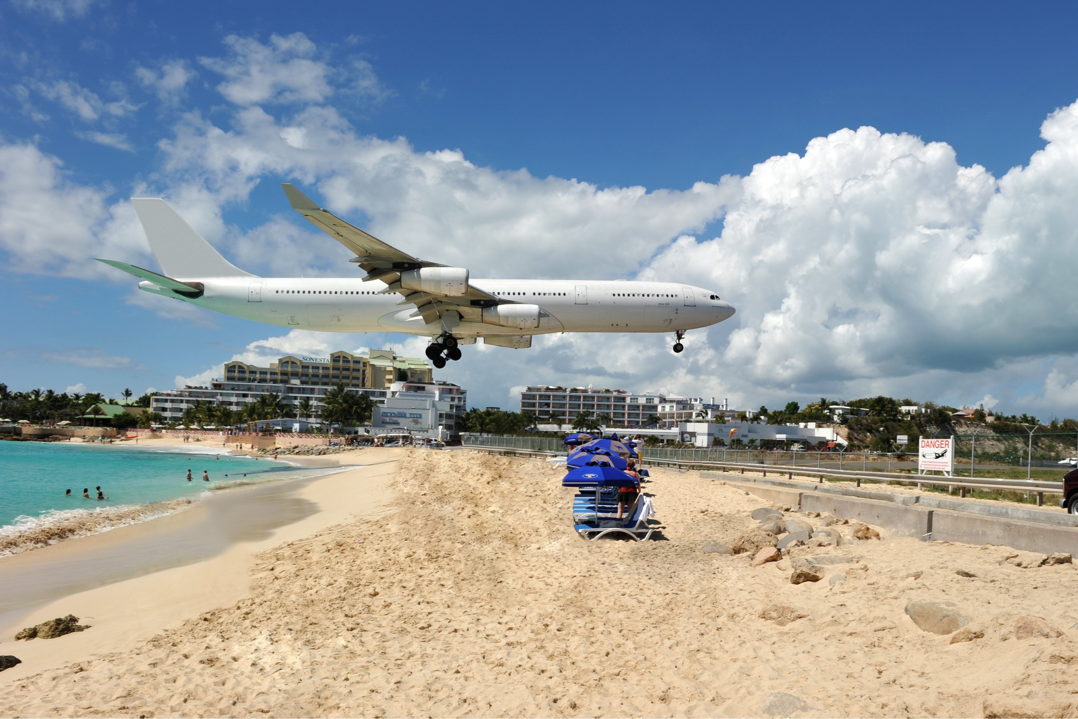 Maho-Bay-Saint-Martin.jpg