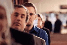 en la fila de compras llevandoooooooo.gif