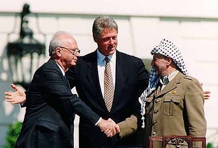 Bill_Clinton,_Yitzhak_Rabin,_Yasser_Arafat_at_the_White_House_1993-09-13~2.jpg