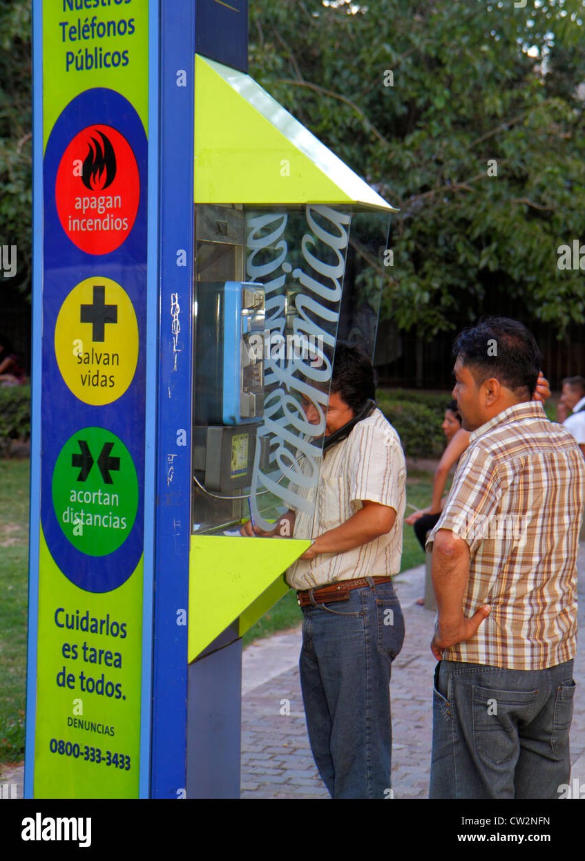 mendoza-argentina-avenida-san-martin-cabina-telefonica-publica-telefono-publico-privacidad-capucha-kiosco-hombre-hispano-hombres-adultos-adultos-esperando-hablando-conversatio-cw2nfn~2.jpg