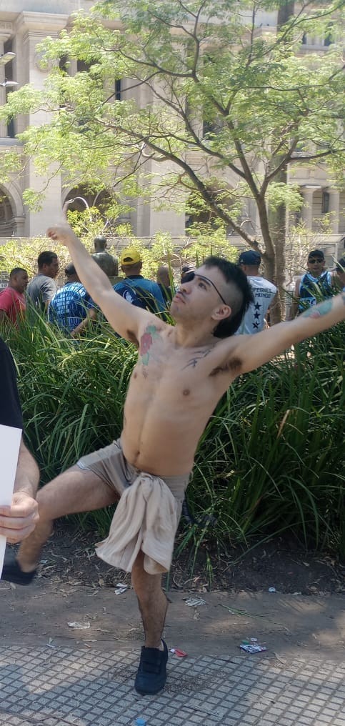 NAPOLITANO HACIENDO LA POSICIÓN DE LA GRULLA, MARCHA DE LA CGT.jpg