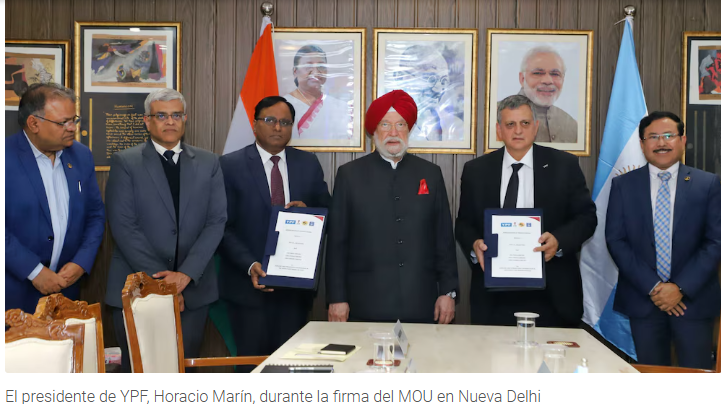 H.Marín en Nueva Delhi, firma del MOU.png